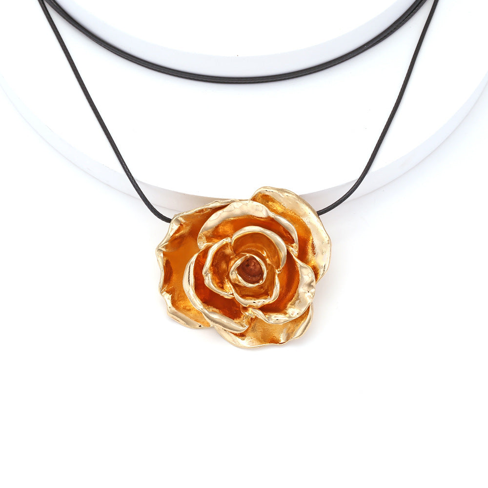 Three-dimensional rose pendant necklace