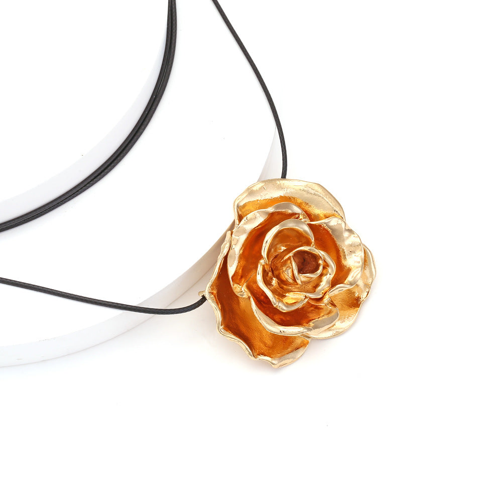 Three-dimensional rose pendant necklace