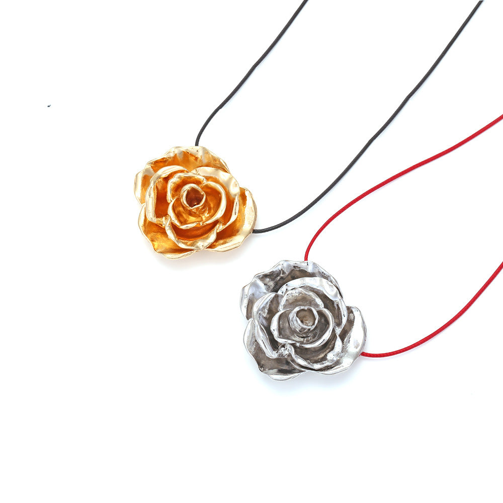 Three-dimensional rose pendant necklace