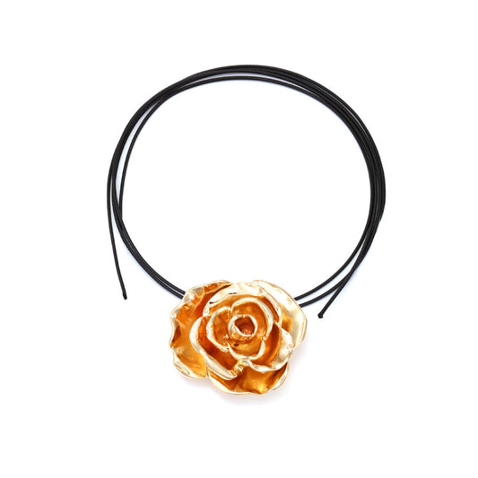 Three-dimensional rose pendant necklace